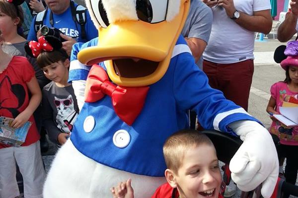 Edin und Donald Duck - Edin im Disneyland Paris: Riesenspaß dank Yelo-Bau-Mitarbeitern