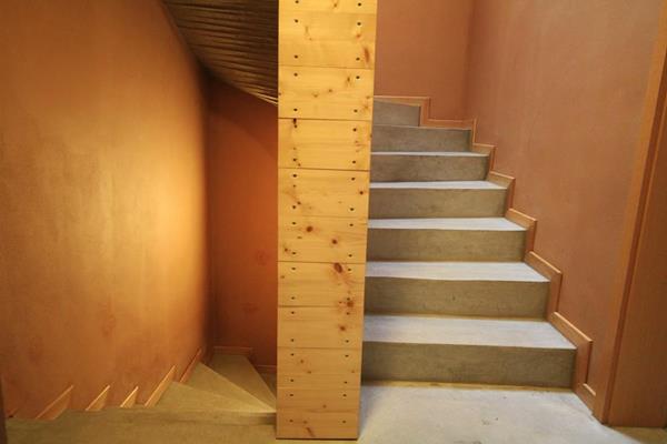 Treppe mit Lehmputz-Wänden