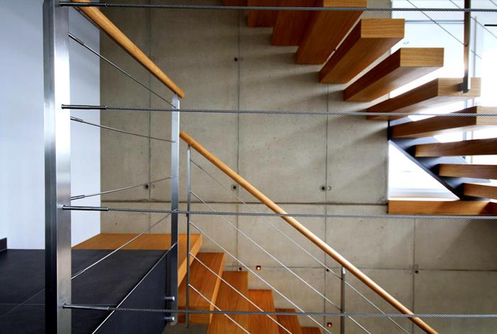 Schwebende Treppe und Sichtbeton über 2 Etagen