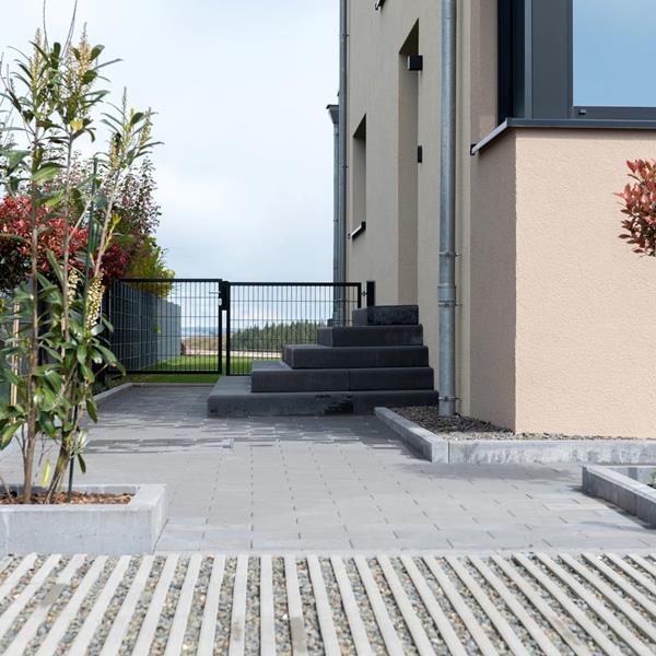 Gestaltung von Garageneinfahrt, Weg und Terrasse