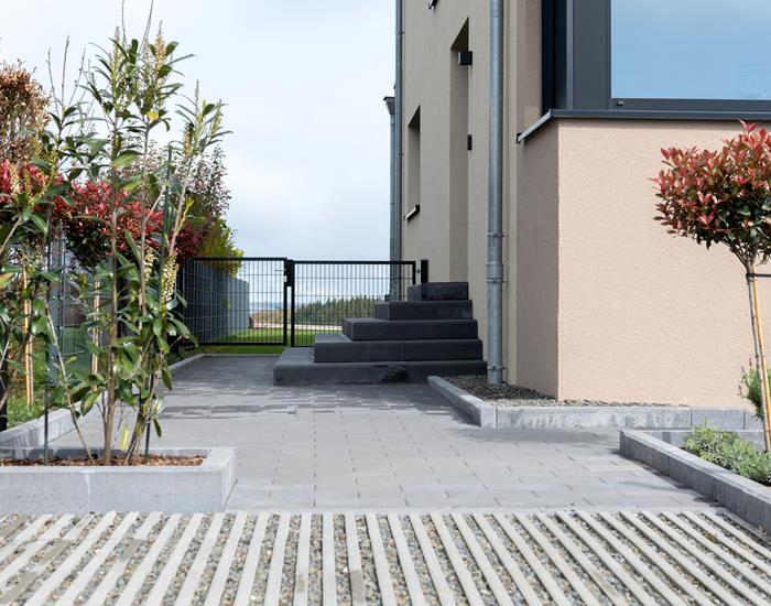 Gestaltung von Garageneinfahrt, Weg und Terrasse