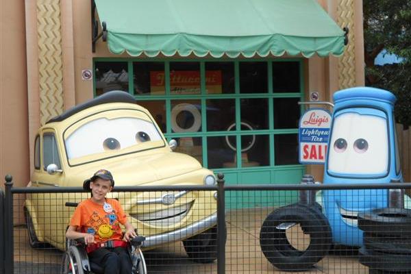 Edin et les amis Cars - Edin à Disneyland : folles rigolades grâce au personnel de Yelo-Bau